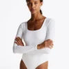 Bodysuit met vierkante hals en lange mouwen Bodysuit met vierkante hals en lange mouwen