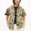 Camp-shirt met palmbladprint en papierachtige textuur Camp-shirt met palmbladprint en papierachtige textuur