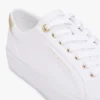 Canvas sneaker met metallic accenten Canvas sneaker met metallic accenten