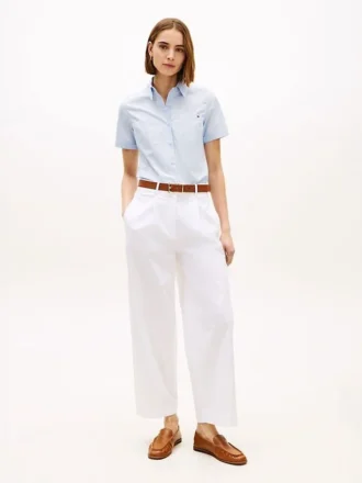 Chino met plooien en twill-structuur