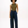 Chino met plooien en twill-structuur Chino met plooien en twill-structuur
