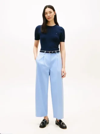 Chino met plooien en twill-structuur