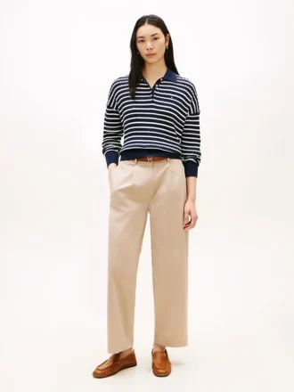 Chino met plooien en twill-structuur