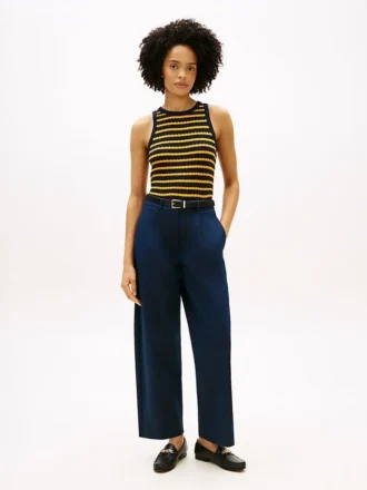 Chino met plooien en twill-structuur