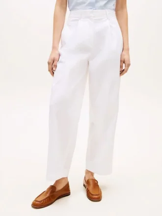Chino met plooien en twill-structuur