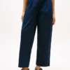 Chino met plooien en twill-structuur Chino met plooien en twill-structuur
