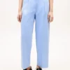 Chino met plooien en twill-structuur Chino met plooien en twill-structuur