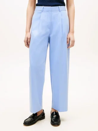 Chino met plooien en twill-structuur