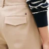 Chino met plooien en twill-structuur Chino met plooien en twill-structuur