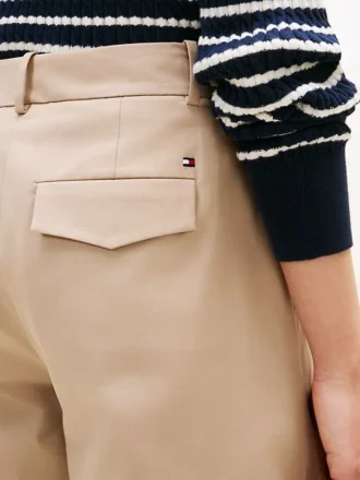 Chino met plooien en twill-structuur
