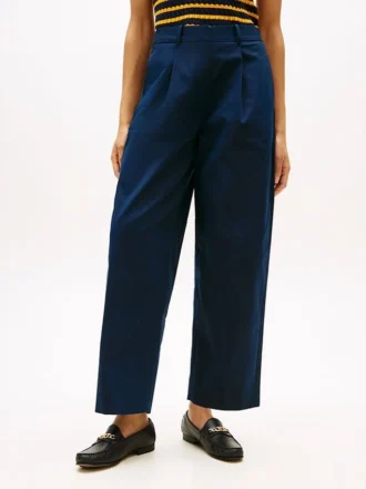 Chino met plooien en twill-structuur