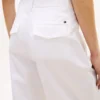 Chino met plooien en twill-structuur Chino met plooien en twill-structuur
