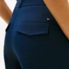 Chino met plooien en twill-structuur Chino met plooien en twill-structuur