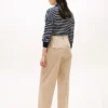 Chino met plooien en twill-structuur Chino met plooien en twill-structuur