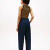 Chino met plooien en twill-structuur Chino met plooien en twill-structuur