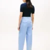 Chino met plooien en twill-structuur Chino met plooien en twill-structuur