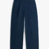 Chino met plooien en twill-structuur Chino met plooien en twill-structuur