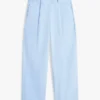 Chino met plooien en twill-structuur Chino met plooien en twill-structuur