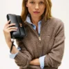 Clutch met monogram en klep in korrelleer Clutch met monogram en klep in korrelleer