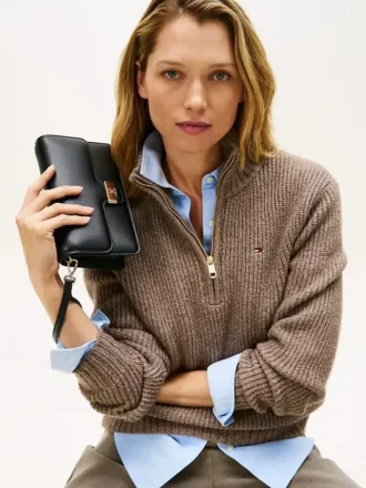 Clutch met monogram en klep in korrelleer