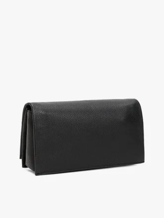 Crossbodytas met monogram, sluiting en kettingriem