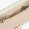 Crossbodytas met monogram, sluiting en kettingriem