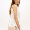 Crossbodytas met monogram, sluiting en kettingriem
