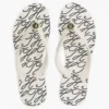 Flip-flops met metalen details en TH-scriptprint Flip-flops met metalen details en TH-scriptprint