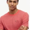 Gestreepte T-shirt met zak Gestreepte T-shirt met zak