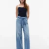 High-rise jeans met brede pijpen en riem High-rise jeans met brede pijpen en riem