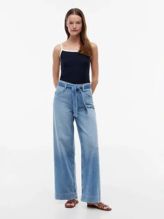 High-rise jeans met brede pijpen en riem