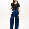 High-rise jeans met brede pijpen en riem High-rise jeans met brede pijpen en riem
