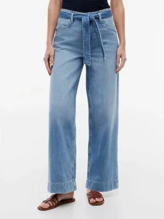High-rise jeans met brede pijpen en riem