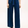 High-rise jeans met brede pijpen en riem High-rise jeans met brede pijpen en riem