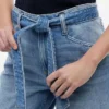 High-rise jeans met brede pijpen en riem High-rise jeans met brede pijpen en riem