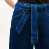 High-rise jeans met brede pijpen en riem High-rise jeans met brede pijpen en riem