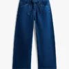 High-rise jeans met brede pijpen en riem High-rise jeans met brede pijpen en riem