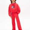 Jongens-joggingbroek met golvend vlaglogo Jongens-joggingbroek met golvend vlaglogo