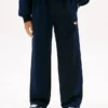 Jongens-joggingbroek met golvend vlaglogo Jongens-joggingbroek met golvend vlaglogo