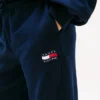 Jongens-joggingbroek met golvend vlaglogo Jongens-joggingbroek met golvend vlaglogo