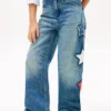 Kinderjeans met hoge taille en wijde pijpen met sterrenmotief Kinderjeans met hoge taille en wijde pijpen met sterrenmotief