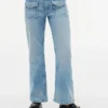 Kinderjeans met uitlopende pijpen en opgestikte zakken Kinderjeans met uitlopende pijpen en opgestikte zakken