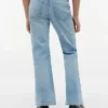 Kinderjeans met uitlopende pijpen en opgestikte zakken Kinderjeans met uitlopende pijpen en opgestikte zakken