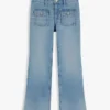 Kinderjeans met uitlopende pijpen en opgestikte zakken Kinderjeans met uitlopende pijpen en opgestikte zakken