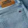 Kinderjeans met uitlopende pijpen en opgestikte zakken Kinderjeans met uitlopende pijpen en opgestikte zakken