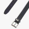 Leren riem met vierkante gesp en textuur Leren riem met vierkante gesp en textuur