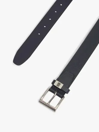Leren riem met vierkante gesp en textuur