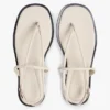 Leren sandaal met metallic accenten Leren sandaal met metallic accenten