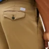 Loszittende broek met plooien en een papierachtige textuur Loszittende broek met plooien en een papierachtige textuur