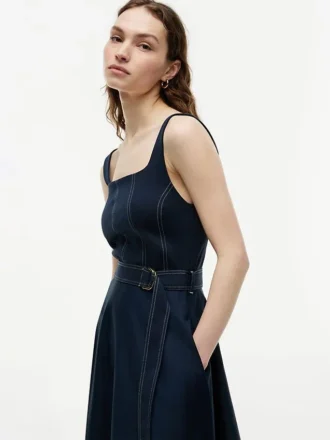 Midi-jurk met contrasterende stiksels en ceintuur met riemen Midi-jurk met contrasterende stiksels en ceintuur met riemen